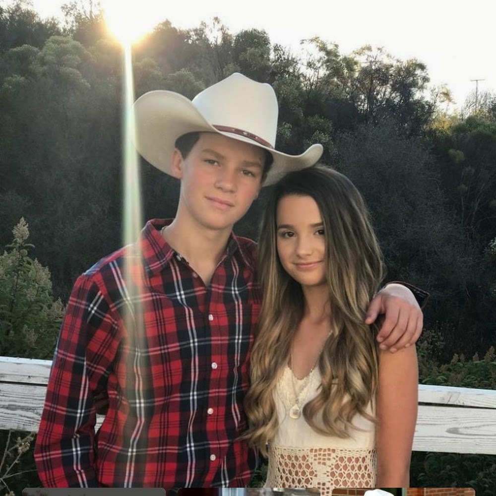 Meet your Posher, Alexis texting